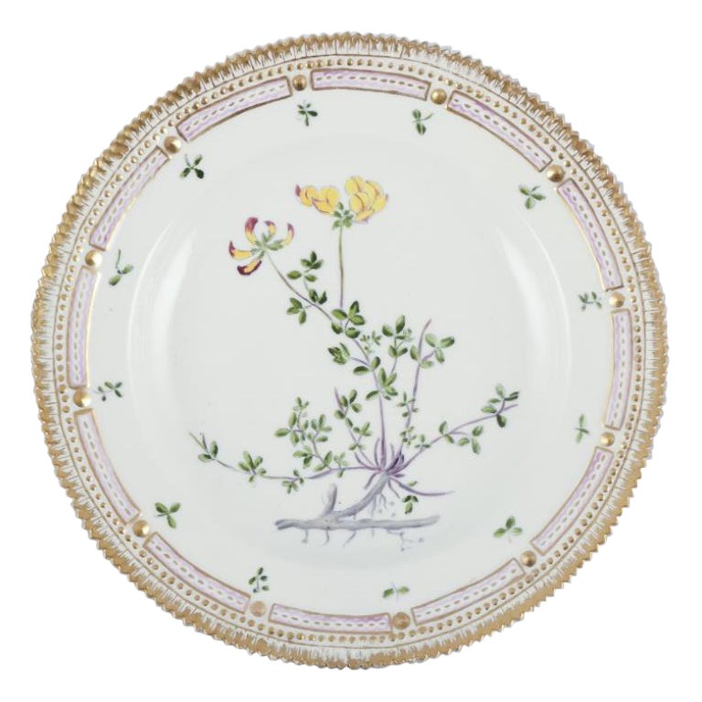 Royal Copenhagen Flora Danica. Dinner plate in hand-painted porcelain. From 1921