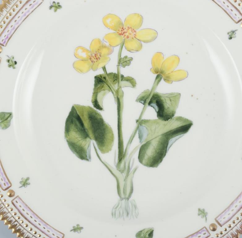 Royal Copenhagen Flora Danica
Dinner plate in hand-painted porcelain with flowers and gold decoration. Painted outside the factory.
Dating: 1921
Latin name.
In excellent condition.
Third factory quality.
Marked.
Diameter: 25,5 cm.