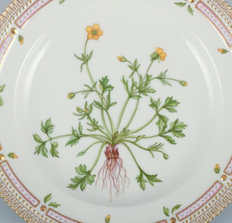 Royal Copenhagen Flora Danica dinner plate in porcelain. Hand-painted.
24-karat gold leaf decoration.
Model: 20/3549.
Dated 1969-1973
First factory quality.
Marked.
In perfect condition. Appears as new.
Dimensions: Diameter 25.4 cm.