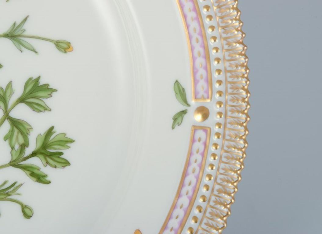 Milieu du XXe siècle Assiette plate Flora Danica en porcelaine de Royal Copenhagen. en vente