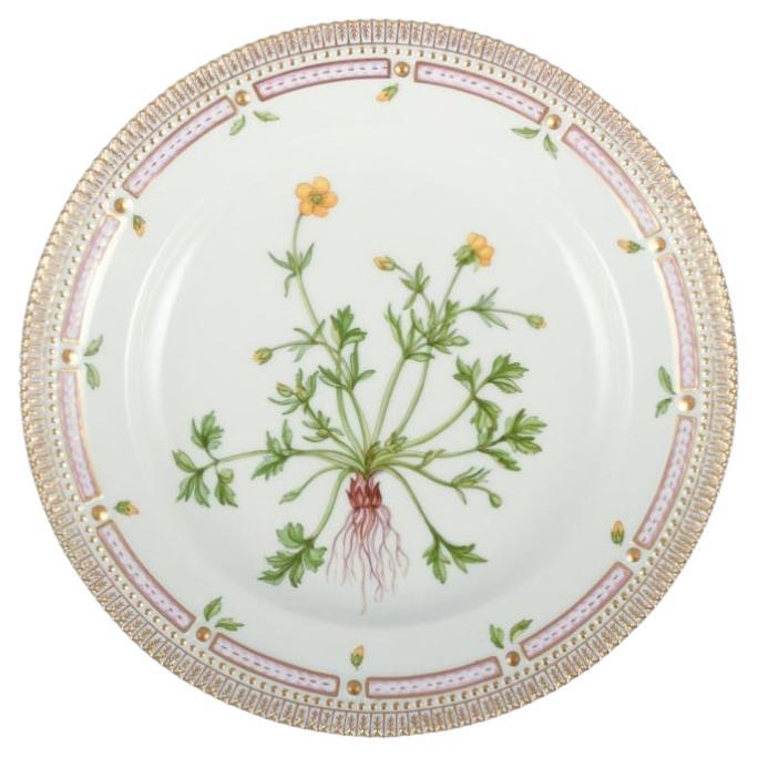 Assiette plate Flora Danica en porcelaine de Royal Copenhagen.