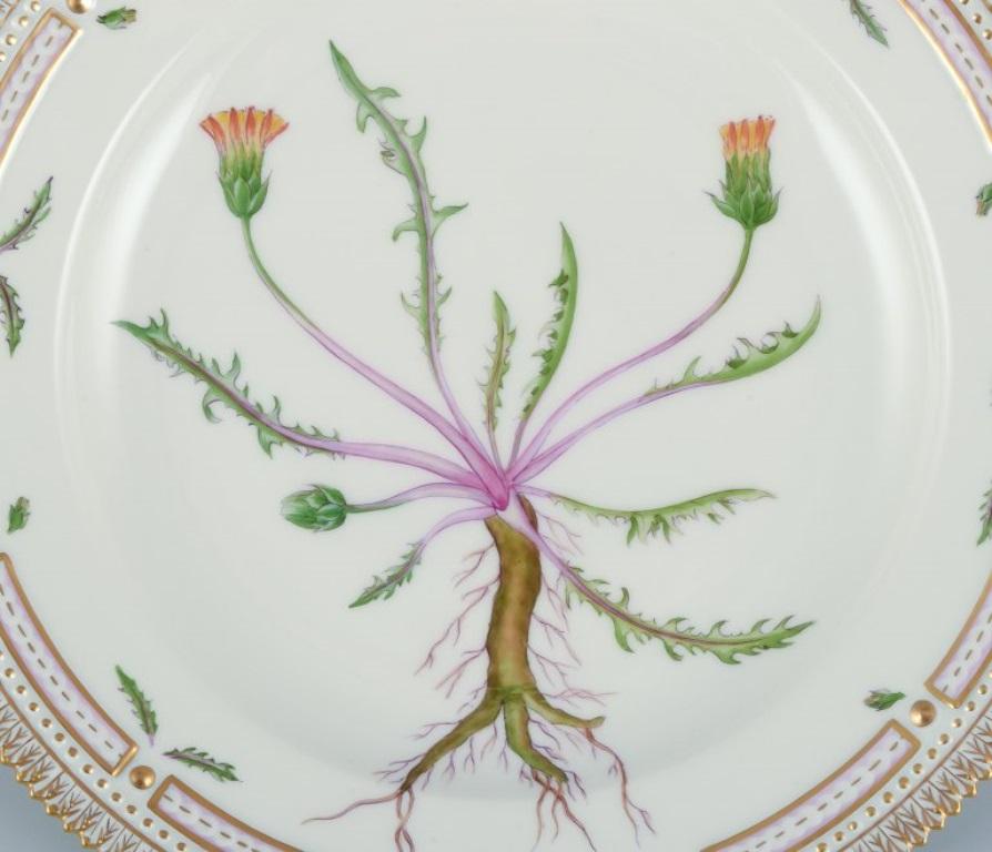 Royal Copenhagen Flora Danica dinner plate in porcelain. Hand-painted.
24-karat gold leaf decoration.
Model: 20/3549.
Dated 1969-1973
First factory quality.
Marked.
In perfect condition. Appears as new.
Dimensions: Diameter 25.4 cm.