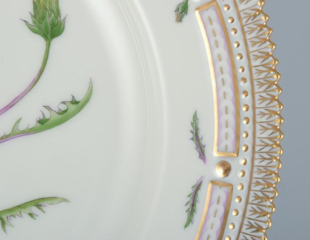 Milieu du XXe siècle Assiette plate Flora Danica en porcelaine avec décoration dorée de Royal Copenhagen. en vente