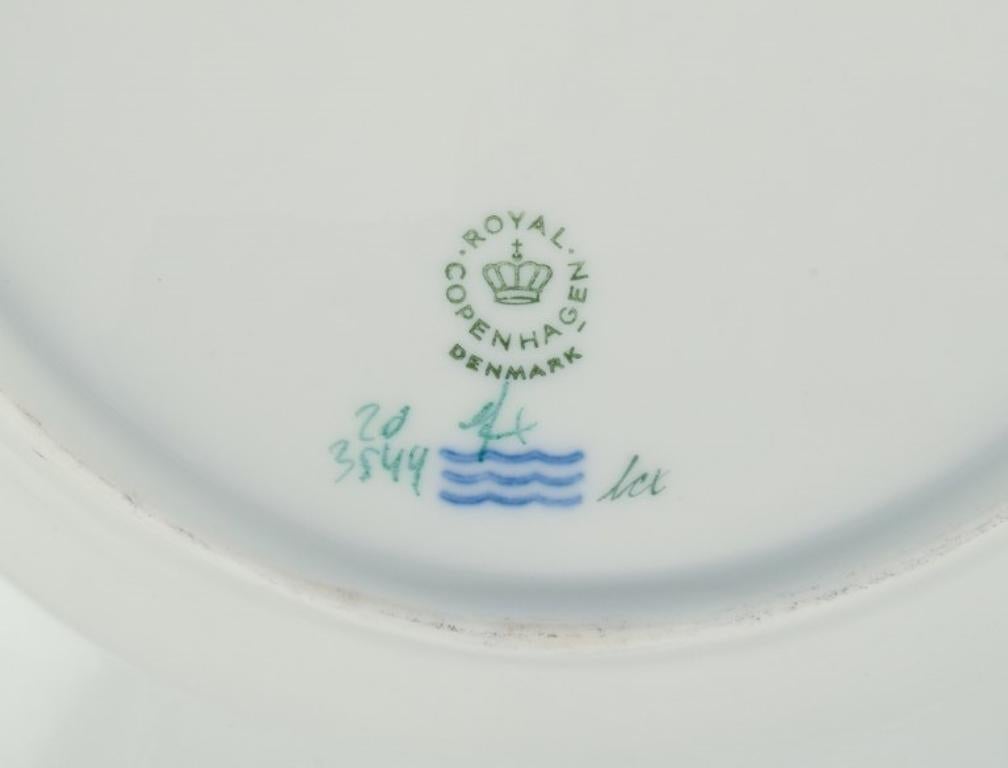 Assiette plate Flora Danica en porcelaine avec décoration dorée de Royal Copenhagen. en vente 2