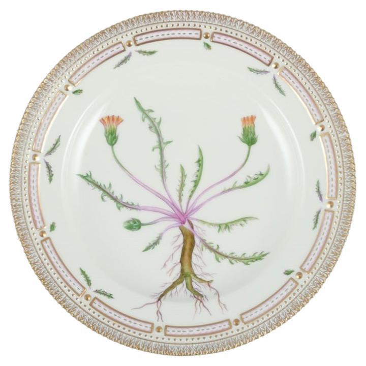 Assiette plate Flora Danica en porcelaine avec décoration dorée de Royal Copenhagen.