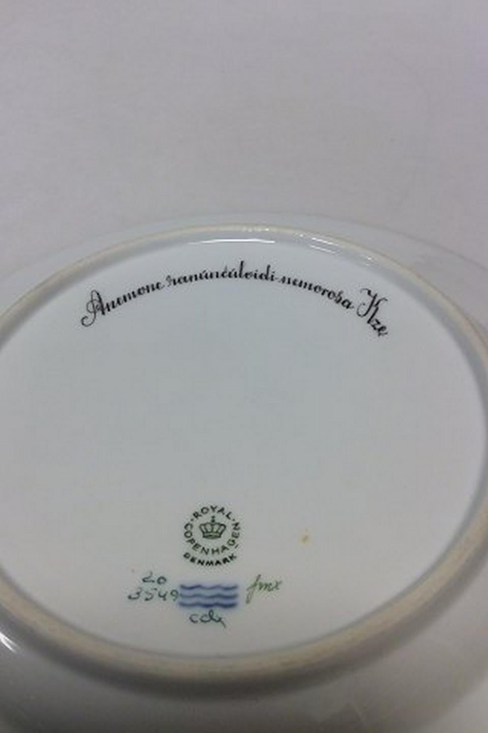 Royal Copenhagen Flora Danica dinner plate No 624(3549). Measures 26 cm diameter (10 15/64
