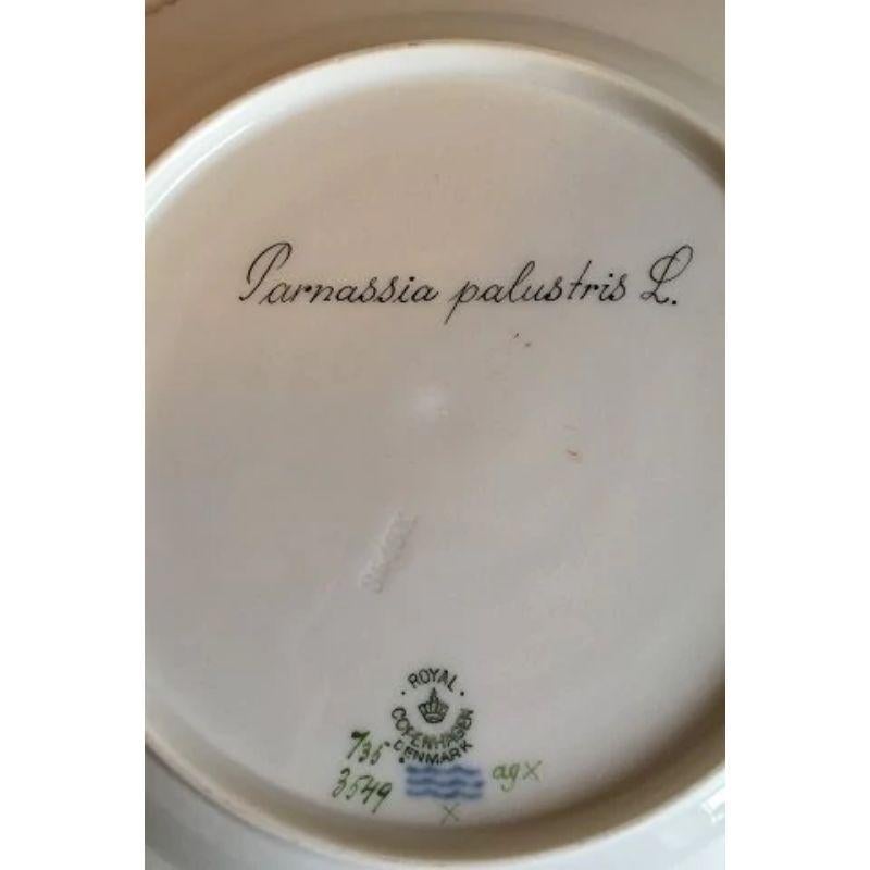 Royal Copenhagen Flora Danica dinner plate no 735/3549.

Latin name: Vinca minor L.

Measures 25.5 cm / 10 3/64