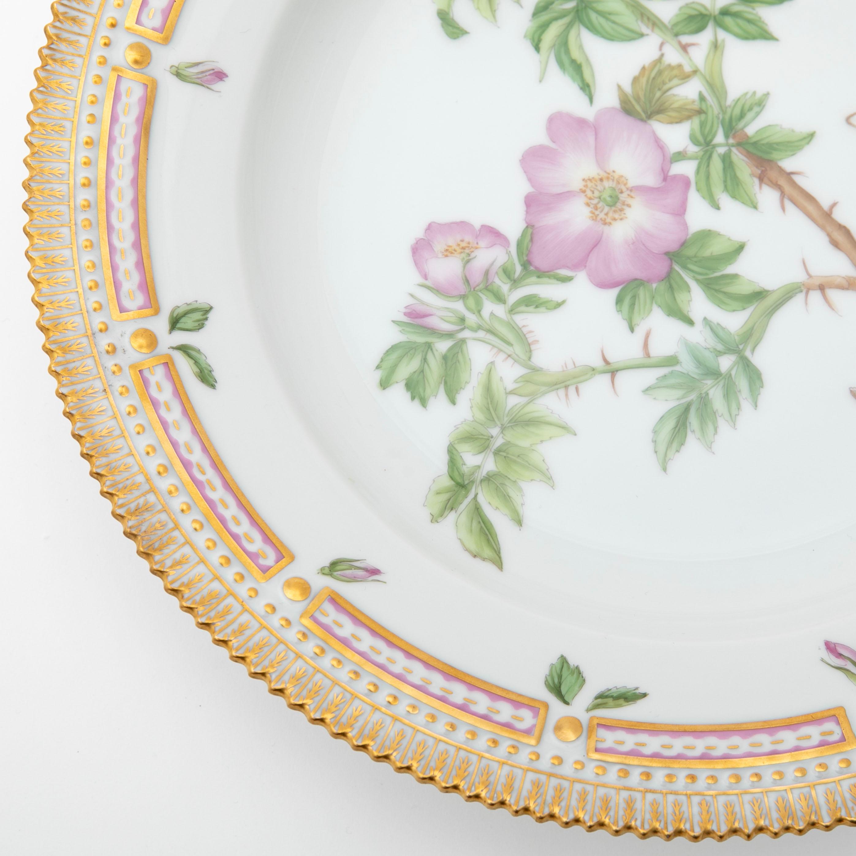 Porcelaine Royal Copenhagen Flora Danica Assiette à dîner Rosa Suavifolia Lighf en vente