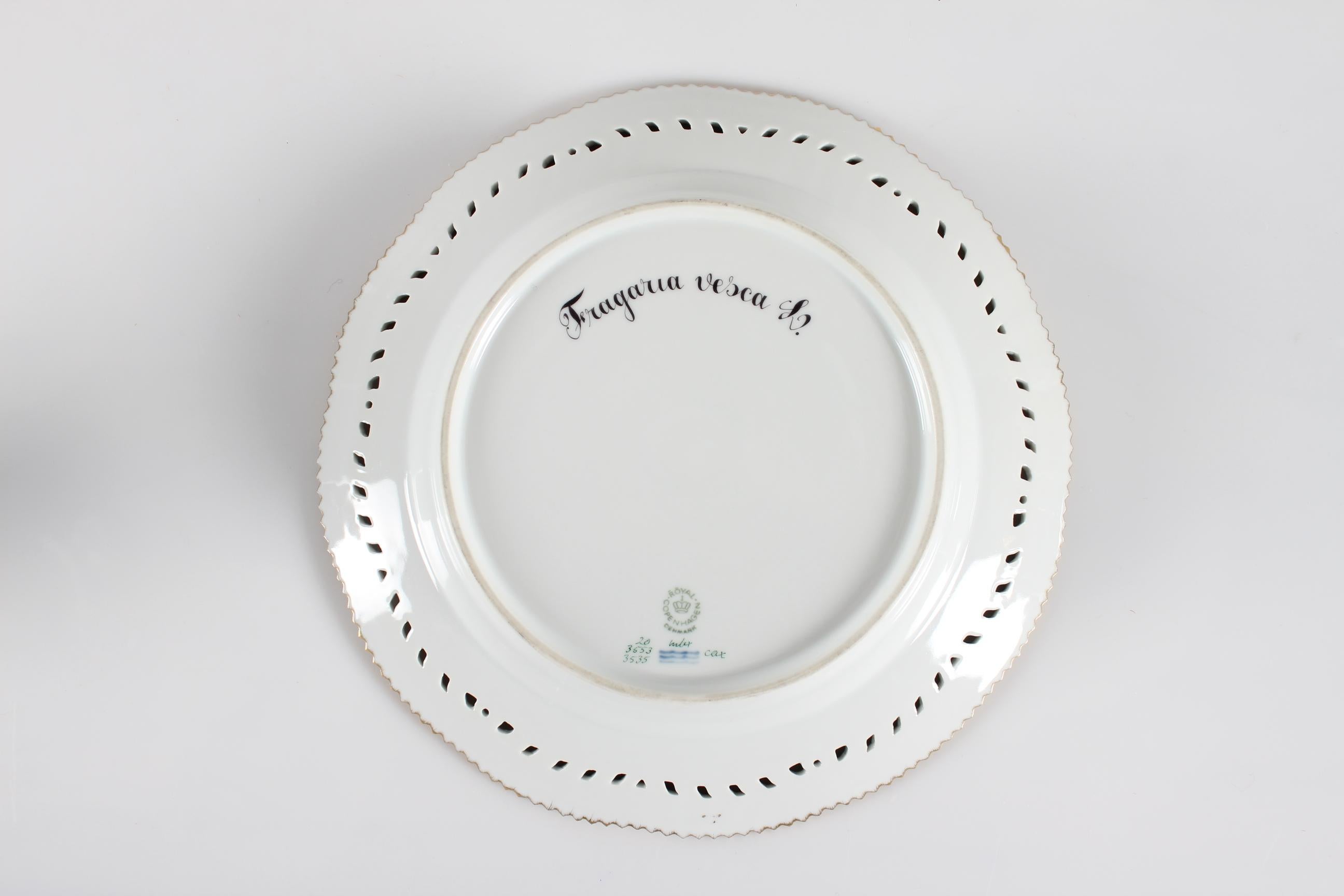 Royal Copenhagen Flora Danica Dinner Plate with Pierced Border #3553 In Good Condition In Aarhus C, DK