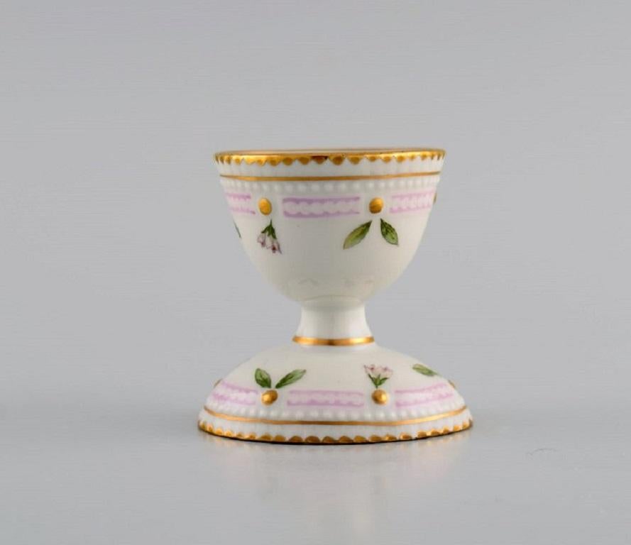 Royal Copenhagen Flora Danica egg cup in hand-painted porcelain with flowers and gold decoration. Model number 20/3530.
Measures: 5.8 x 5.8 cm.
In perfect condition.
1st factory quality.
Stamped.