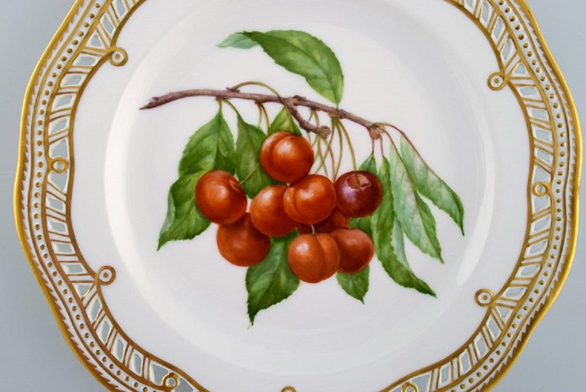 Royal Copenhagen Flora Danica fruit plate in openwork porcelain with hand-painted berries and gold decoration. Model number 429/3584. 
Dated 1965.
Diameter: 22.8 cm.
In excellent condition.
Stamped.
1st factory quality.