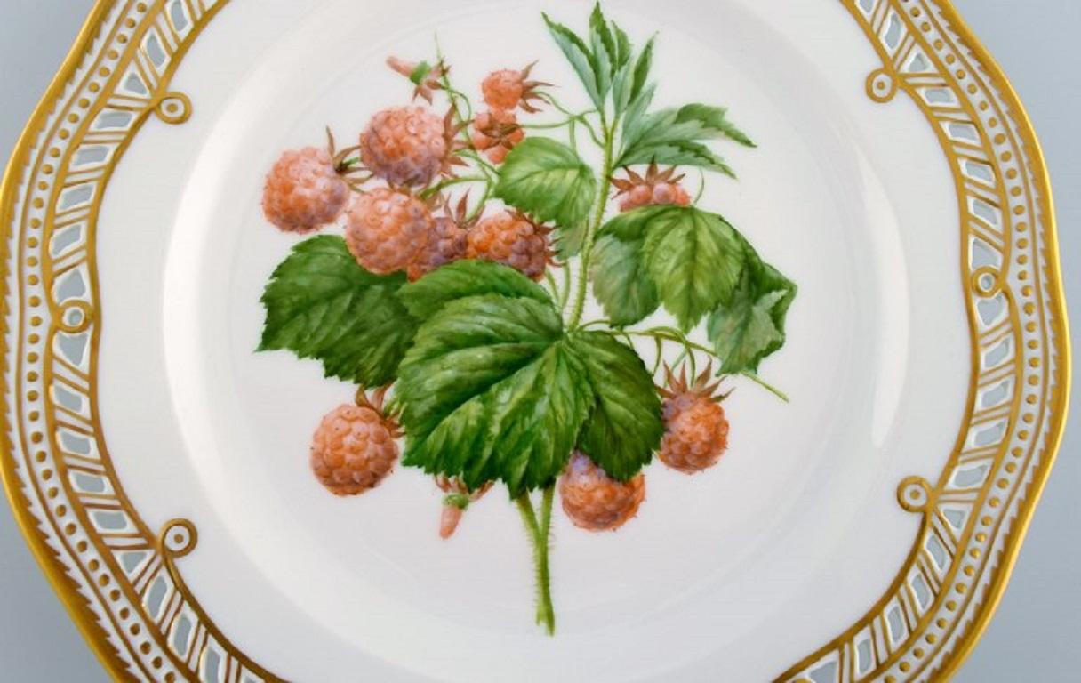 Royal Copenhagen Flora Danica fruit plate in openwork porcelain with hand-painted berries and gold decoration. 
Model number 429/3584. 
Dated 1967.
Diameter: 22.8 cm.
In excellent condition.
Stamped.
1st factory quality.