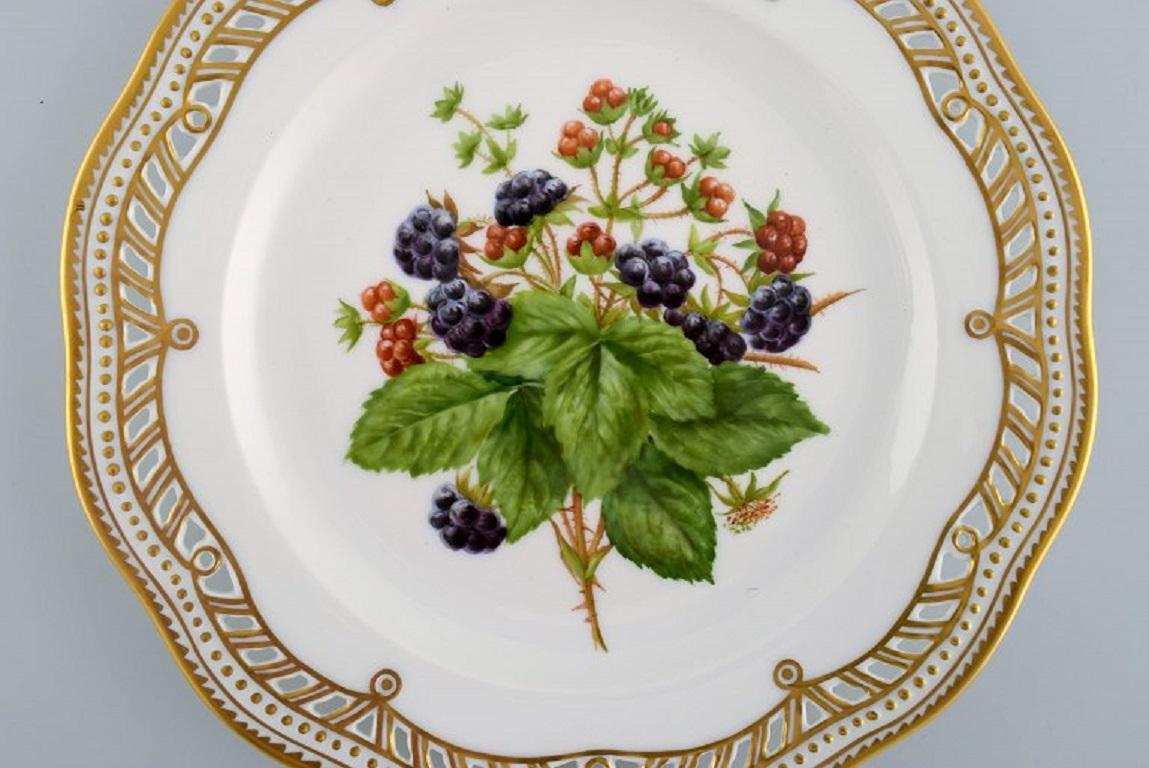 Royal Copenhagen Flora Danica fruit plate in openwork porcelain with hand-painted berries and gold decoration. Model number 429/3584. 
Dated 1968.
Diameter: 22.8 cm.
In excellent condition.
Stamped.
1st factory quality.