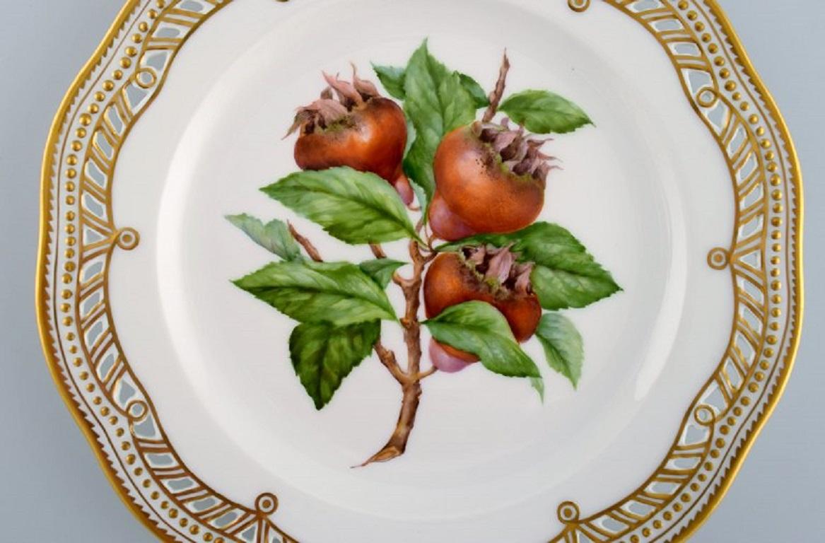 Royal Copenhagen Flora Danica fruit plate in openwork porcelain with hand-painted rose hips and gold decoration. Model number 429/3584. 
Dated 1968.
Diameter: 22.8 cm.
In excellent condition.
Stamped.
1st factory quality.