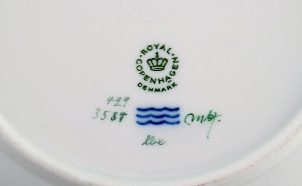 Royal Copenhagen Flora Danica Obstteller aus durchbrochenem Porzellan. Datiert 1968 (Handbemalt) im Angebot