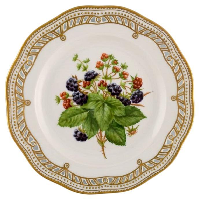 Assiette à fruits Flora Danica en porcelaine ajourée de Royal Copenhagen. Daté de 1968