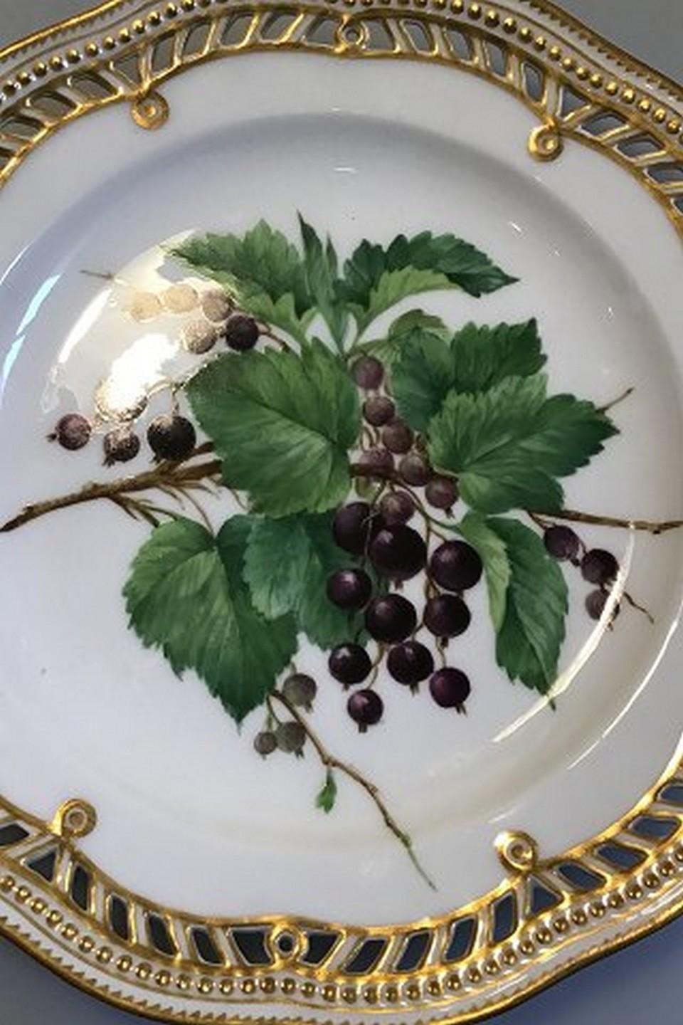 Royal Copenhagen flora Danica fruit plate no 429/3584. Measures: 22.2 cm / 8 47/64 in. 1st quality. Pierced border.
Item no.: 452285.