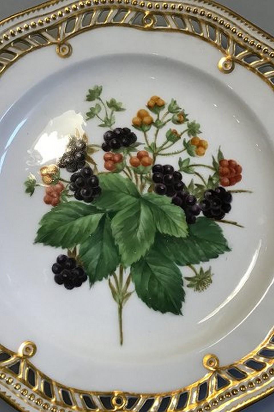 Royal Copenhagen Flora Danica fruit plate No 429/3584. Measures: 22.2 cm / 8 47/64 in. 1st quality. Pierced border.
  