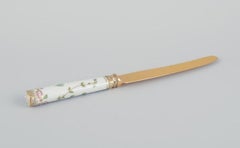 Royal Copenhagen Flora Danica/Georg Jensen. Coltello da cena con manico in porcellana.