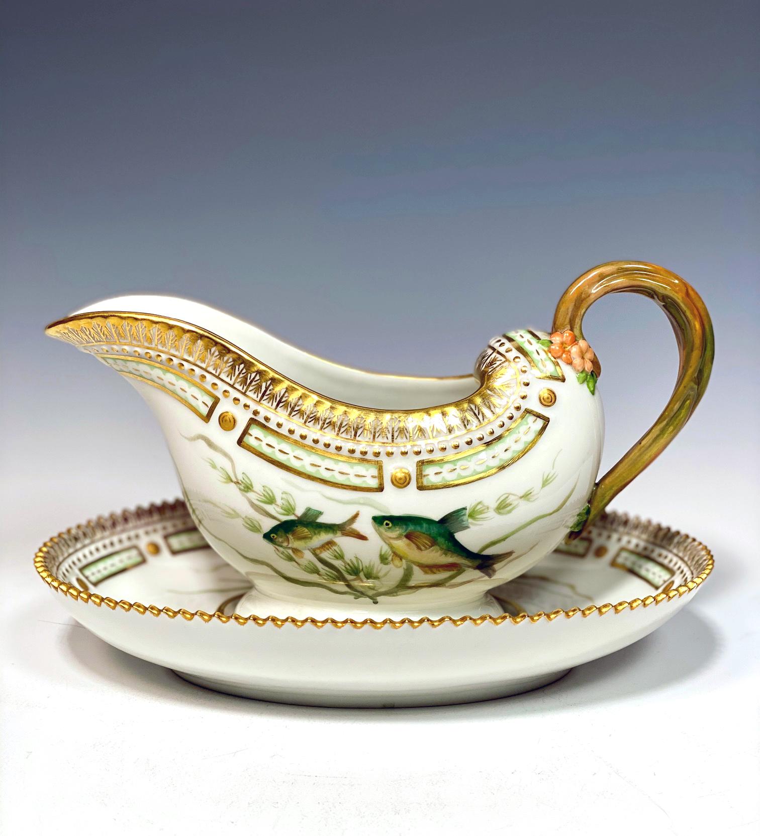 Danese Royal Copenhagen Flora Danica dipinta a mano a tema acquatico con salsiera e supporto per pesce in vendita