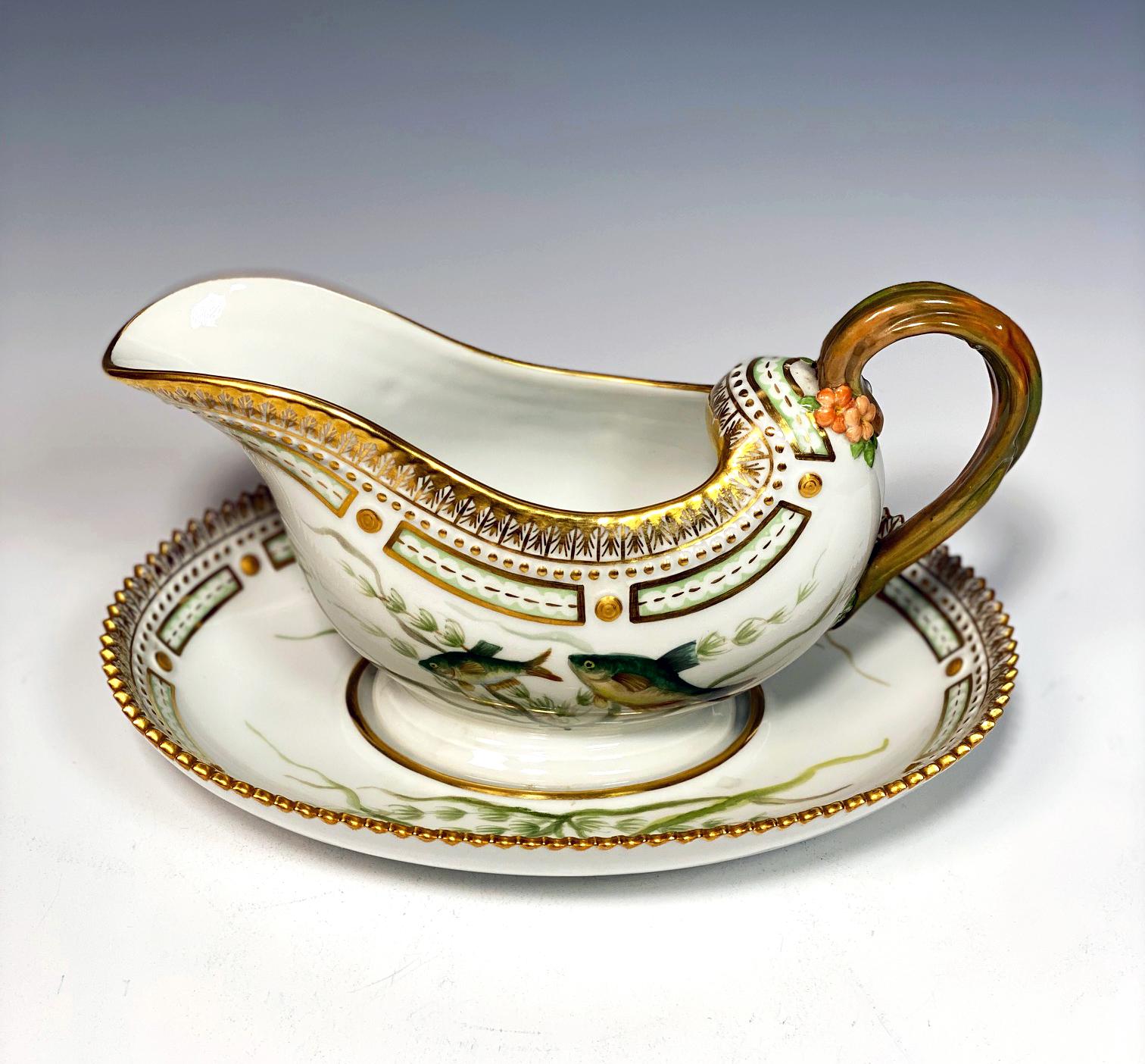 Dipinto a mano Royal Copenhagen Flora Danica dipinta a mano a tema acquatico con salsiera e supporto per pesce in vendita