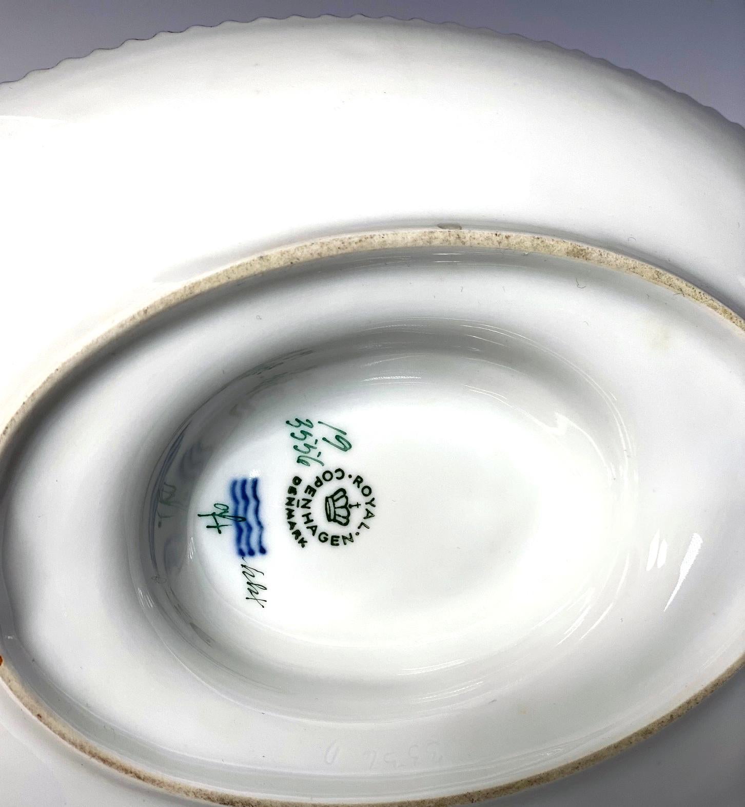 Royal Copenhagen Flora Danica dipinta a mano a tema acquatico con salsiera e supporto per pesce In condizioni ottime in vendita a Great Barrington, MA