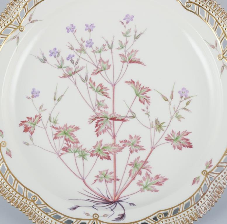 Royal Copenhagen Flora Danica. 
Grande piatto aperto in porcellana dipinta a mano con fiori e decorazioni dorate. 
Model No: 20/3529
Data: 1963
Nome latino.
In ottime condizioni.
Prima qualità di fabbrica.
Contrassegnato.
Diametro: 36,0 cm.
