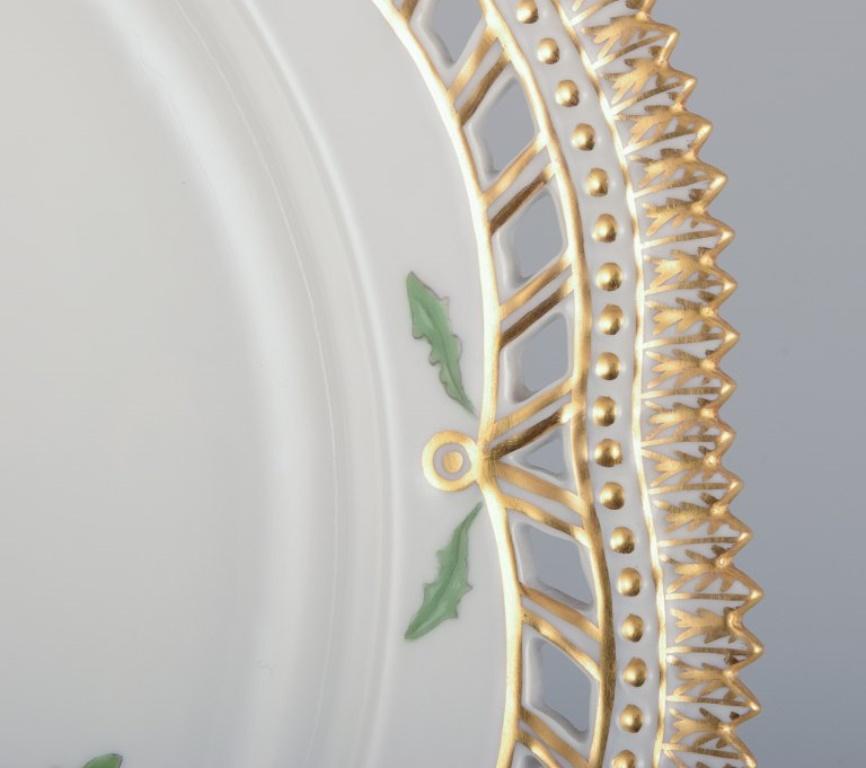 Flora Danica de Royal Copenhagen. Gran plato abierto de porcelana de encaje. Pintado a mano en venta