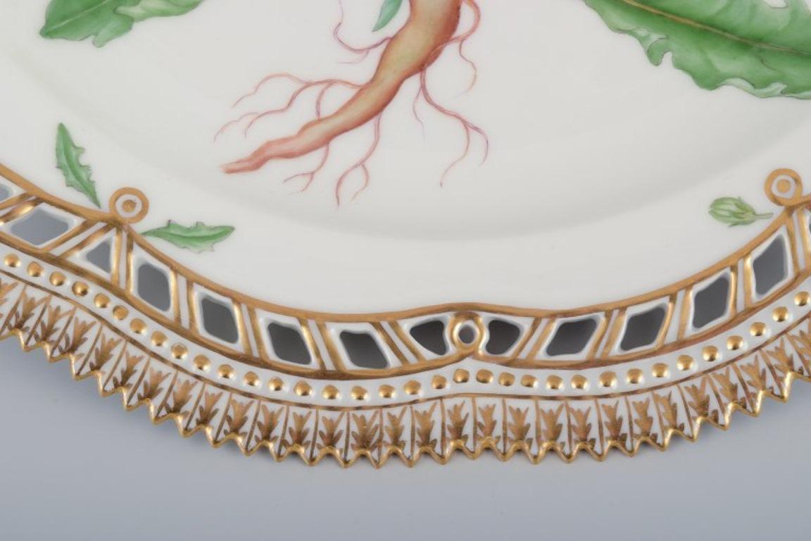 Flora Danica de Royal Copenhagen. Gran plato abierto de porcelana de encaje. mediados del siglo XX en venta