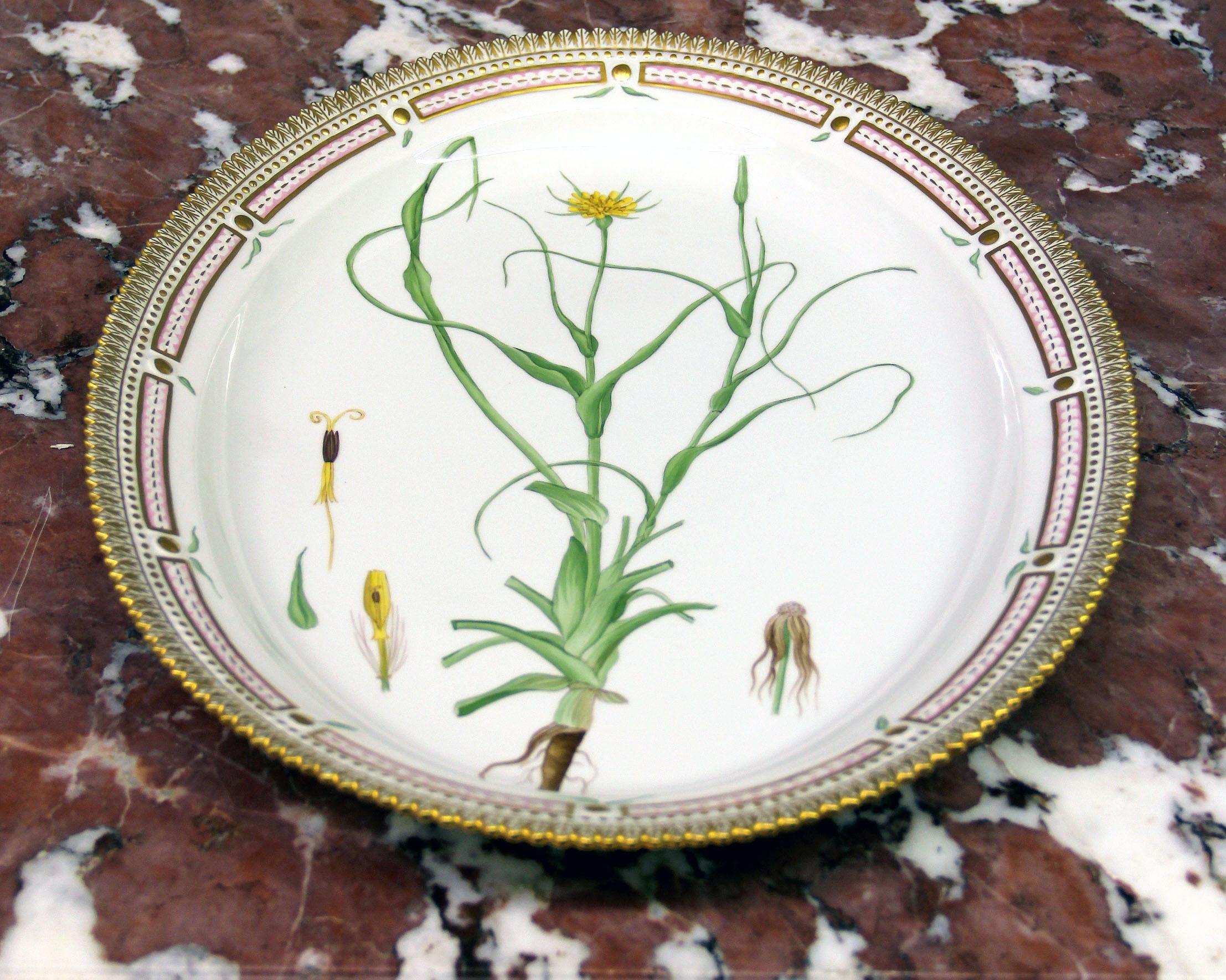 A 20th century Flora Danica large oval platter.

Finely decorated with gold accent designs, reticulated rim and 