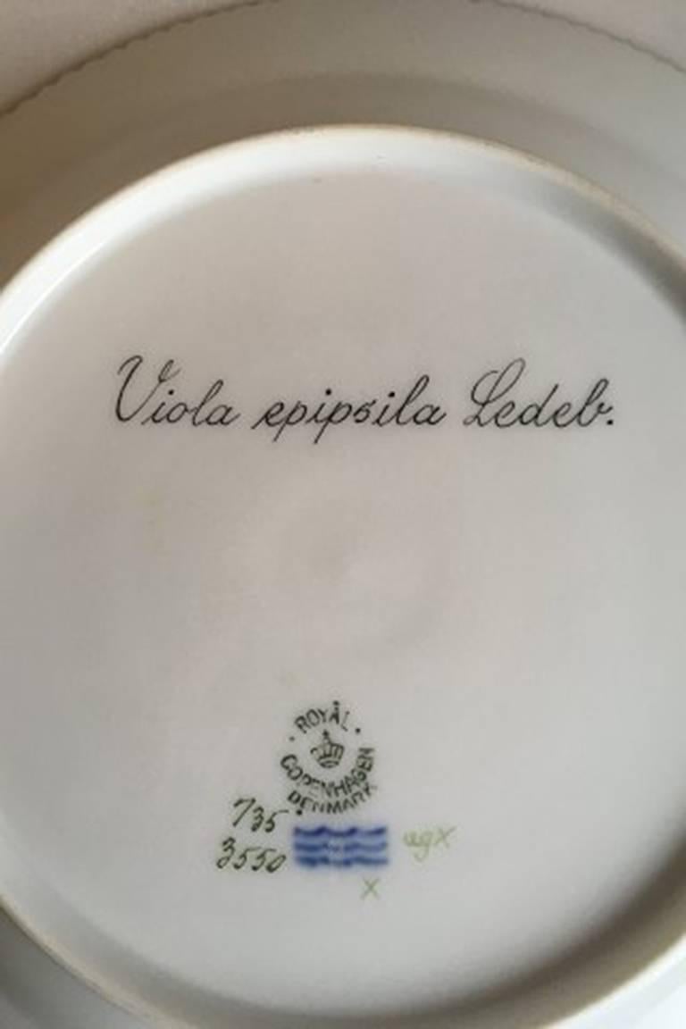 Royal Copenhagen Flora Danica lunch plate #735/3550.
Latin name: Viola epipsila Ledeb.
Measures: 22 cm / 8 21/32 inches. 2nd quality.