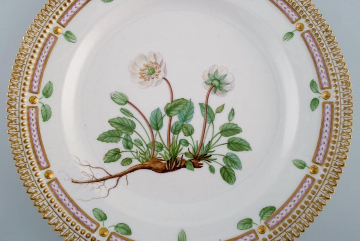 Royal Copenhagen Flora Danica lunch plate in hand-painted porcelain with flowers and gold decoration. 
Model number 20/3550.
Diameter: 22.5 cm.
In excellent condition.
1st factory quality.
Stamped.