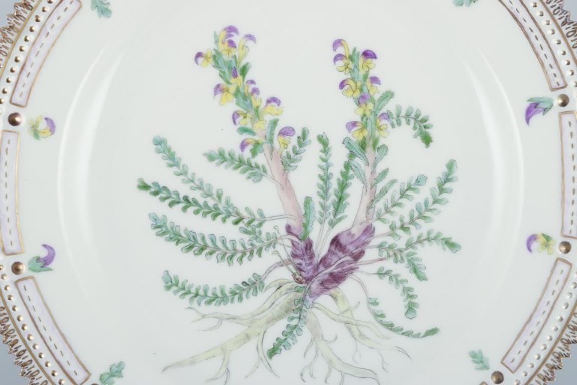 Royal Copenhagen Flora Danica.
Lunch plate in hand-painted porcelain with flowers and gold decoration.
Painted outside the factory.
Dating: 1948
Latin name.
In excellent condition.
Second factory quality.
Marked.
Diameter: 22,3 cm.