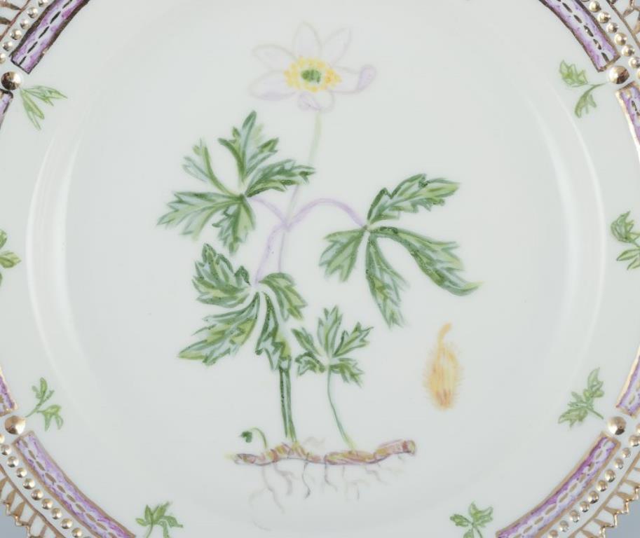 Royal Copenhagen Flora Danica.
Lunch plate in hand-painted porcelain with flowers and gold decoration.
Painted outside the factory.
Dating: 1949
Latin and Danish names.
In excellent condition.
Second factory quality.
Marked.
Diameter: 22,3 cm.