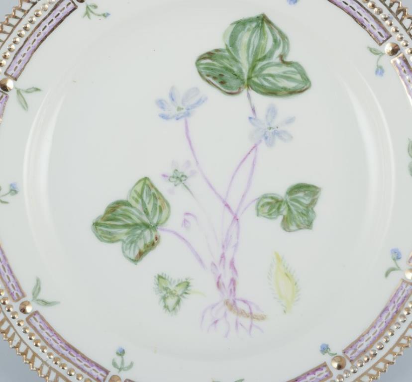 Royal Copenhagen Flora Danica.
Lunch plate in hand-painted porcelain with flowers and gold decoration.
Painted outside the factory.
Dating: 1949
Latin and Danish names.
In excellent condition.
Second factory quality.
Marked.
Diameter: 22,3 cm.
