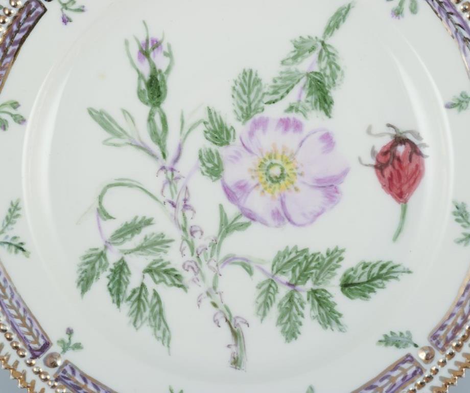 Royal Copenhagen Flora Danica.
Lunch plate in hand-painted porcelain with flowers and gold decoration.
Painted outside the factory.
Dating: 1949
Latin and Danish names.
In excellent condition.
Second factory quality.
Marked.
Diameter: 22,3 cm.
