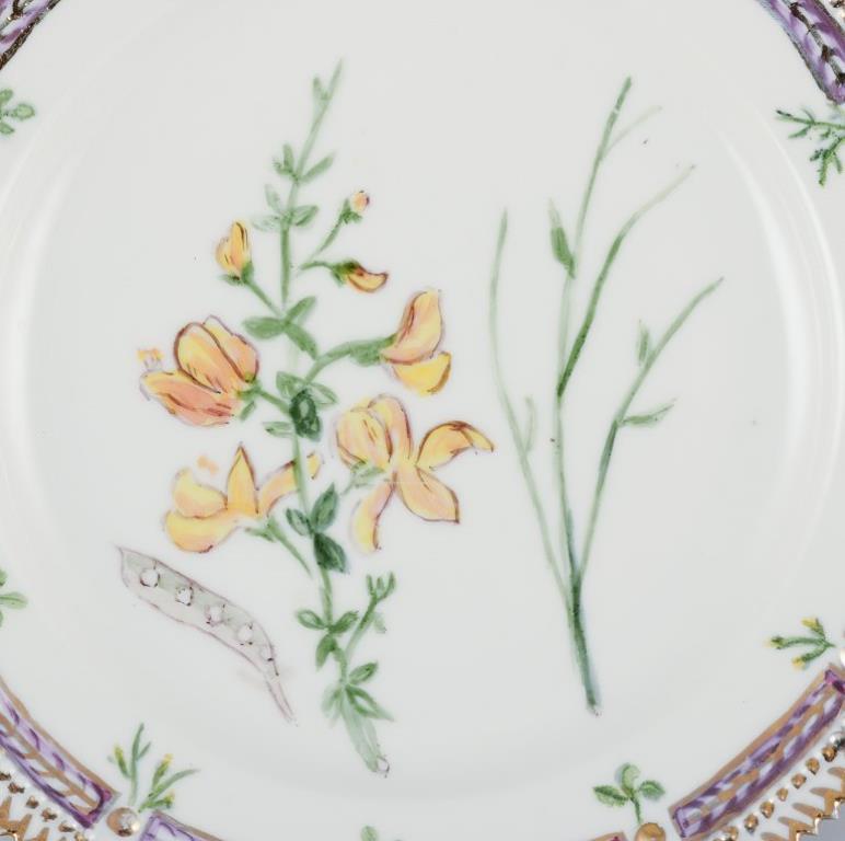 Royal Copenhagen Flora Danica. 
Piatto da pranzo in porcellana dipinta a mano con fiori e decorazioni dorate. 
Verniciato fuori dalla fabbrica.
Datazione: 1949
Nomi latini e danesi.
In ottime condizioni.
Seconda qualità di