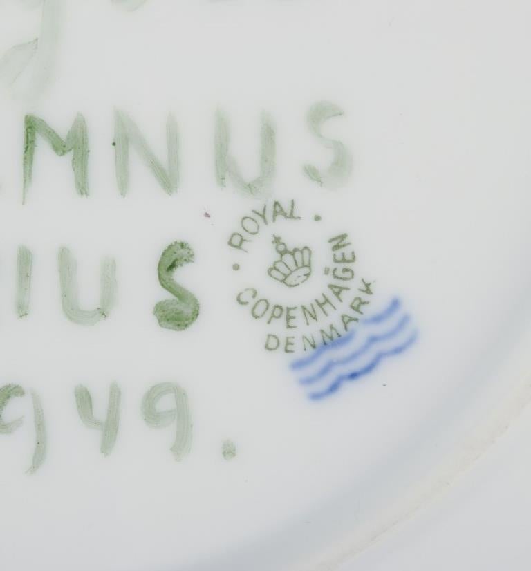 Metà XX secolo Royal Copenhagen. Piatto da pranzo Flora Danica in porcellana dipinta a mano. in vendita