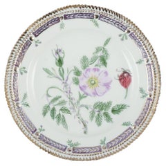 Royal Copenhagen Flora Danica. Lunch plate in hand-painted porcelain.