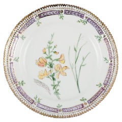 Royal Copenhagen. Plato de comida Flora Danica de porcelana pintada a mano.