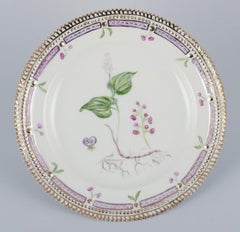 Royal Copenhagen. Assiette déjeuner Flora Danica en porcelaine peinte à la main.