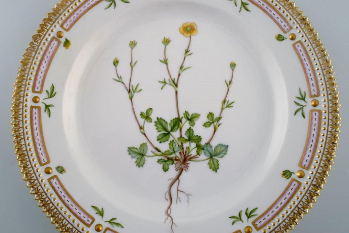 Royal Copenhagen Flora Danica lunch plate in hand-painted porcelain with flowers and gold decoration. Model number 20/3550.
Diameter: 22.5 cm.
In excellent condition.
1st factory quality.
Stamped.