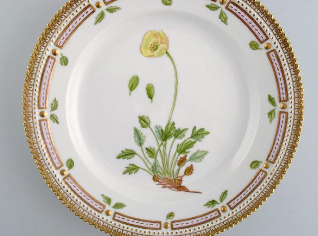 Royal Copenhagen Flora Danica lunch plate in hand-painted porcelain with flowers and gold decoration. Model number 20/3550.
Diameter: 22.5 cm.
In excellent condition.
1st factory quality.
Stamped.