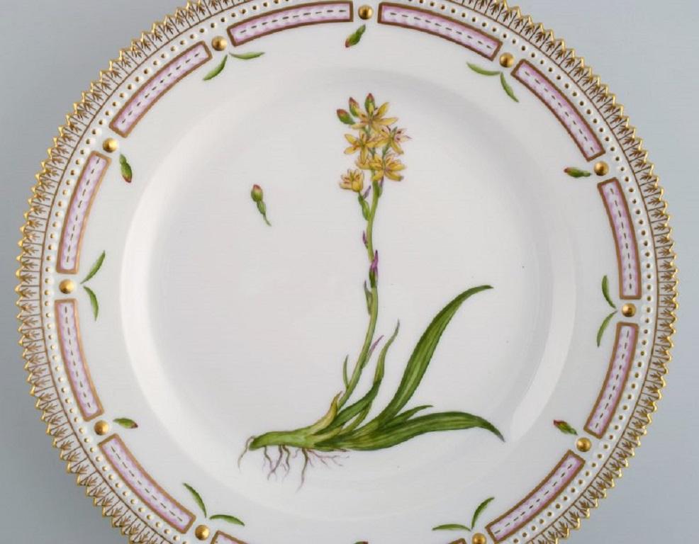 Royal Copenhagen Flora Danica lunch plate in hand-painted porcelain with flowers and gold decoration. Model number 20/3550.
Diameter: 22.5 cm.
In excellent condition.
1st Factory quality.
Stamped.