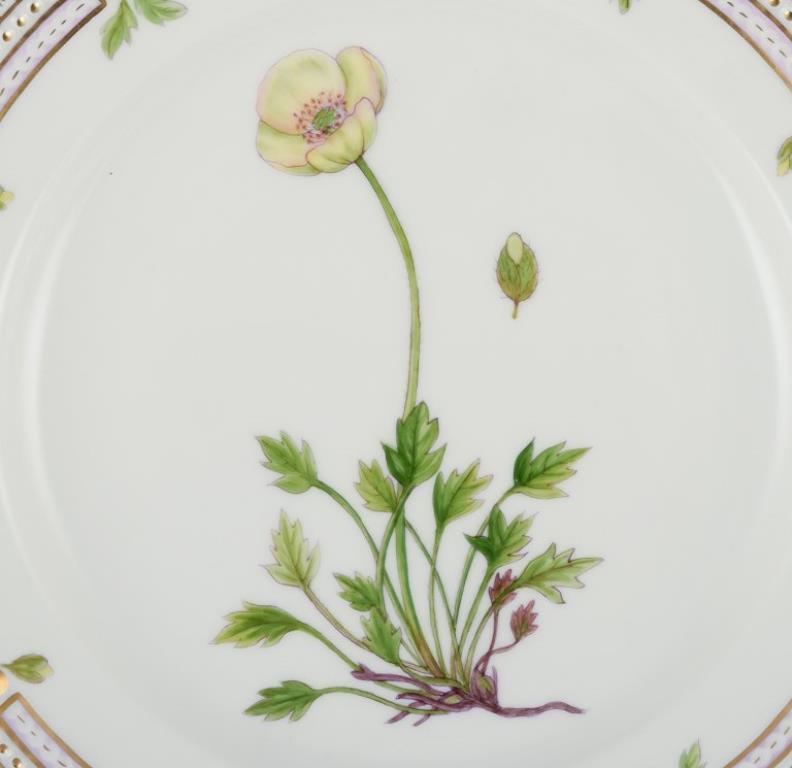 Royal Copenhagen Flora Danica lunch plate in hand-painted porcelain with flowers and gold decoration. 
Model: 20/3572
Dating: 1969-1974
Latin name.
In perfect condition.
First factory quality.
Marked.
Diameter: 22,3 cm.
