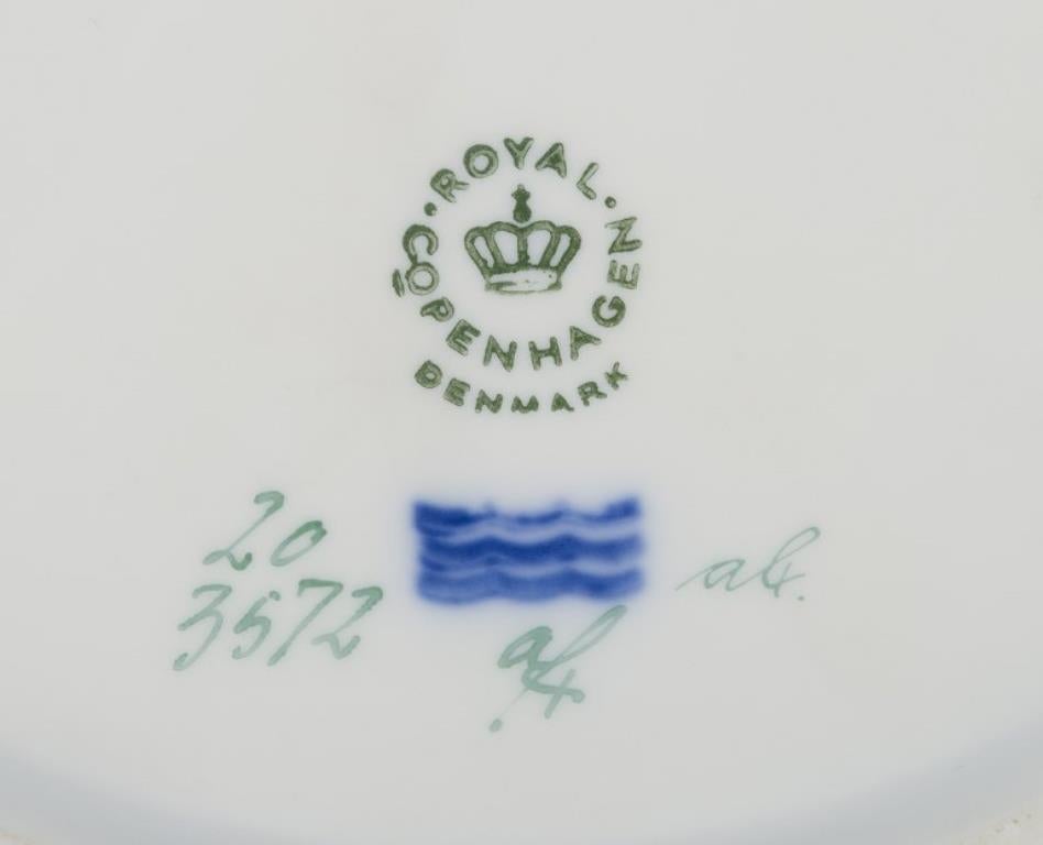Porcellana Piatto da pranzo Royal Copenhagen Flora Danica in porcellana dipinta a mano con fiori in vendita