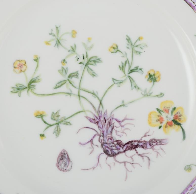 Flora Danica de Royal Copenhagen. Plato de almuerzo de porcelana pintada a mano con flores y decoración dorada. 
Pintado fuera de la fábrica.
Fechado: 1949
Nombres latinos y daneses.
En excelente estado.
Segunda calidad de