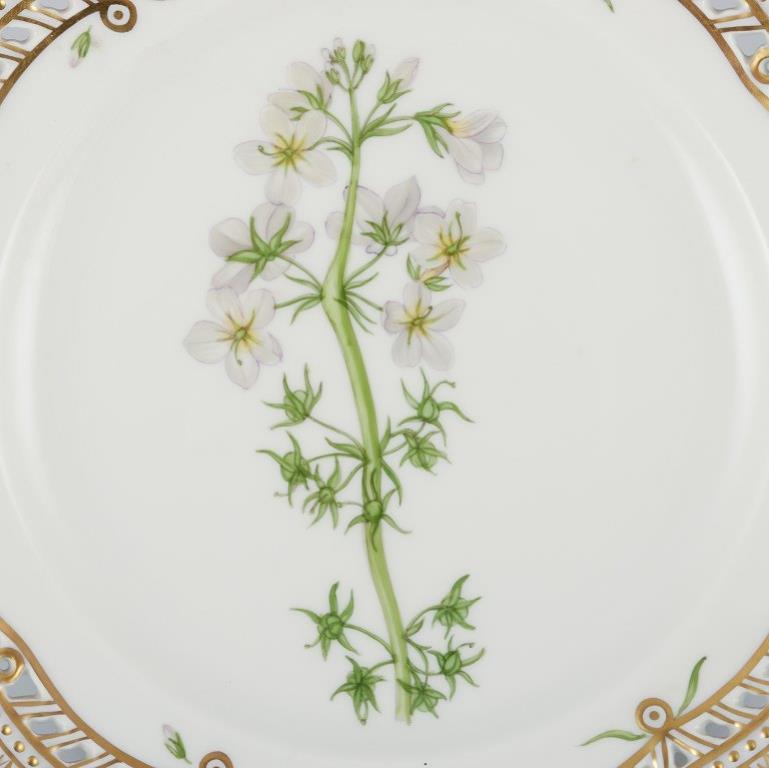 Plato de almuerzo calado Flora Danica de Royal Copenhagen, de porcelana pintada a mano con flores y decoración dorada. 
Model No: 20/3554
Fechado: 1967
Nombre latino.
En perfecto estado.
Primera calidad de fábrica.
Marcado.
Diámetro: 23,0 cm.