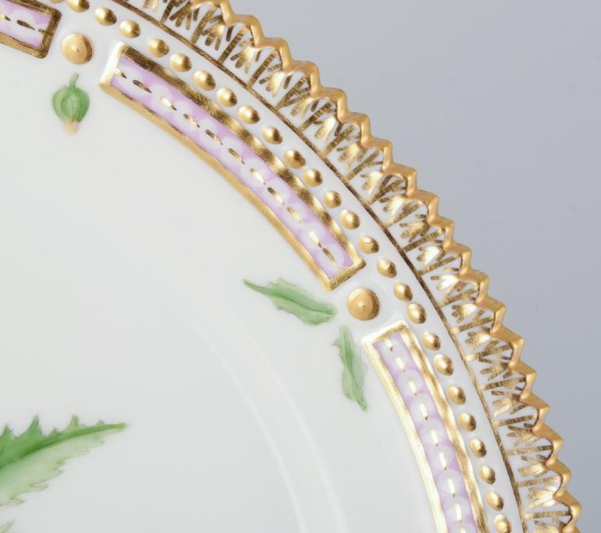 Plato de almuerzo Flora Danica de Royal Copenhagen en porcelana con flores Pintado a mano en venta