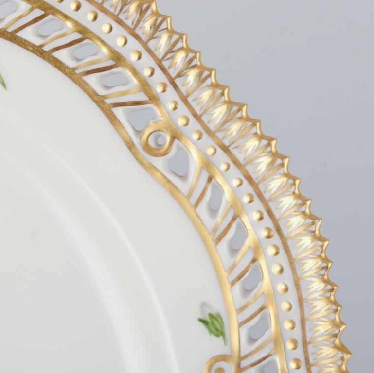 Plato de almuerzo calado Flora Danica de Royal Copenhagen, de porcelana pintada a mano. Pintado a mano en venta